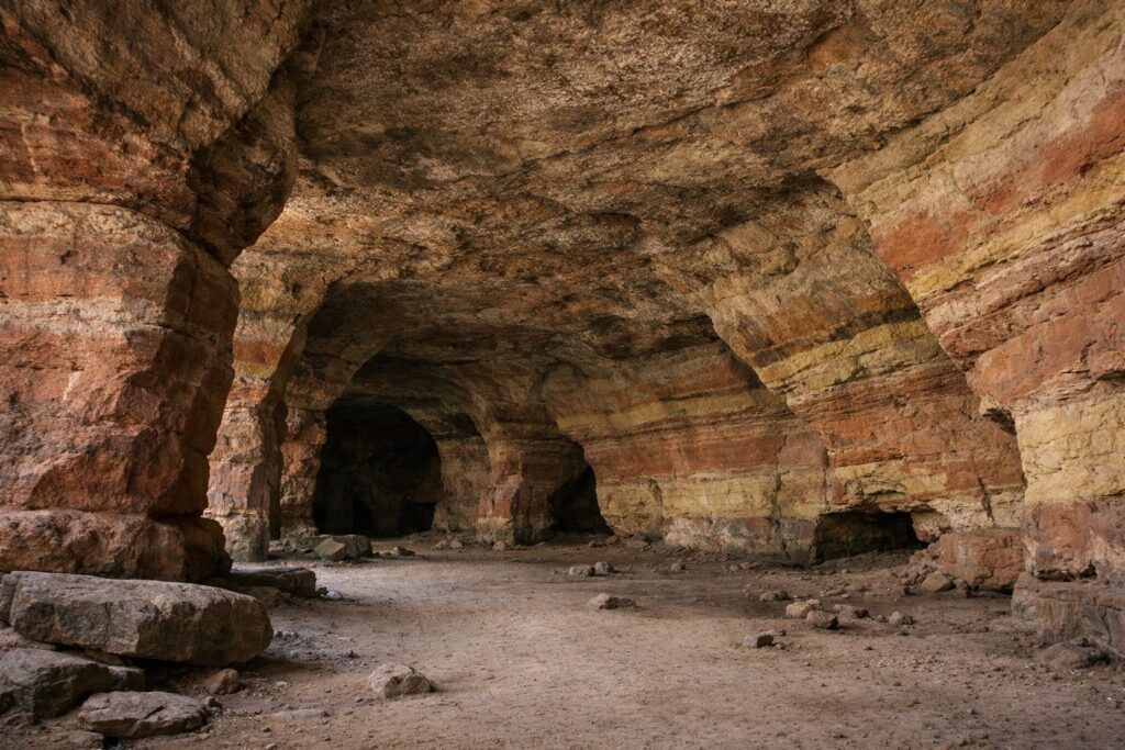 Große Sandsteinhöhle mit roten und gelben Gesteinsschichten